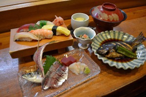 魚どころ長島にあり、地元産の海と大地の幸をたっぷり堪能できます。予約をすれば、うつぼ料理などの珍味を味わえます。